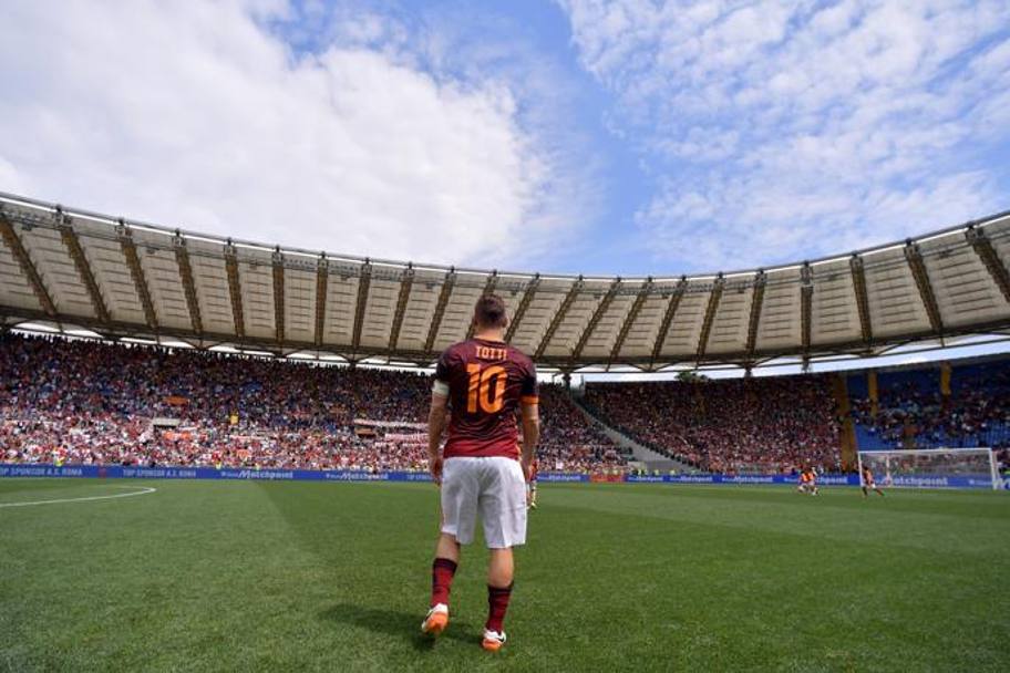 Francesco Totti alla fine di Roma-Chievo, 600esima presenza in serie A. LaPresse